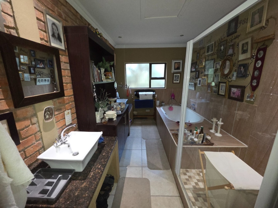 4 Bedroom Property for Sale in Woodland Hills Wildlife Estate Free State